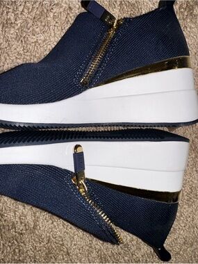 DKNY Navy Knit Platform Wedge Sneakers with Gold Trim brand new size 5